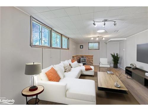 1002 Hugel Avenue, Midland, ON - Indoor Photo Showing Living Room