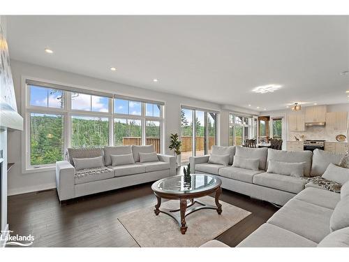 31-1082 Echo Hills Road, Lake Of Bays, ON - Indoor Photo Showing Living Room