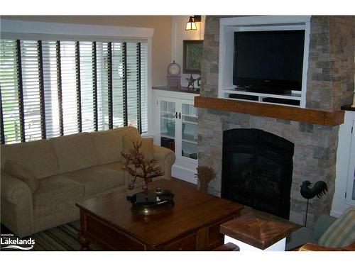 1020 Birch Glen Road, Baysville, ON - Indoor Photo Showing Living Room With Fireplace