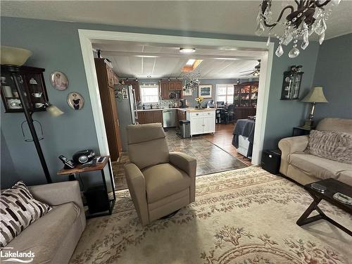 27 Shaw Street, Wasaga Beach, ON - Indoor Photo Showing Living Room