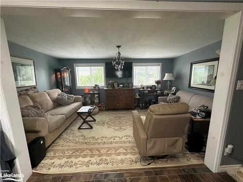 27 Shaw Street, Wasaga Beach, ON - Indoor Photo Showing Living Room