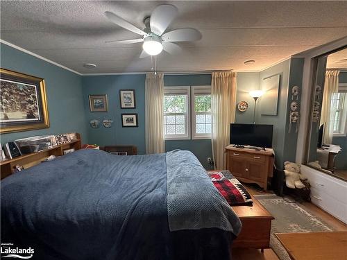 27 Shaw Street, Wasaga Beach, ON - Indoor Photo Showing Bedroom