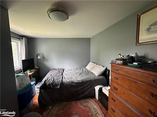 27 Shaw Street, Wasaga Beach, ON - Indoor Photo Showing Bedroom