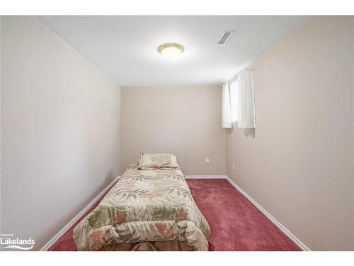 7 Trailwood Place, Wasaga Beach, ON - Indoor Photo Showing Bedroom