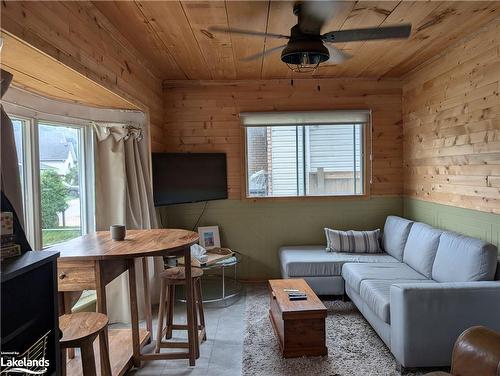 51 70Th Street N, Wasaga Beach, ON - Indoor Photo Showing Living Room