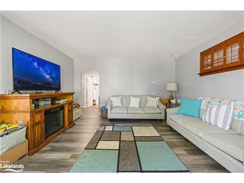 18 Rosetta Street, Parry Sound, ON - Indoor Photo Showing Living Room