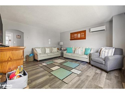 18 Rosetta Street, Parry Sound, ON - Indoor Photo Showing Living Room