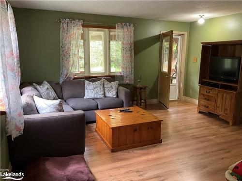 356 Chub Lake Road, Huntsville, ON - Indoor Photo Showing Living Room