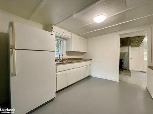 53 Ceramic Mine Rd S Road, Huntsville, ON - Indoor Photo Showing Kitchen With Double Sink