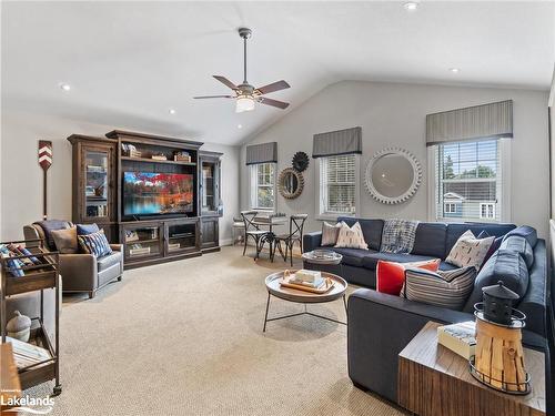 39 Clearbrook Trail, Bracebridge, ON - Indoor Photo Showing Living Room