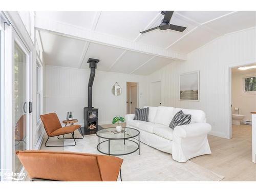 1307 Dickie Lake Road, Baysville, ON - Indoor Photo Showing Living Room