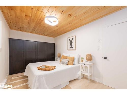 1307 Dickie Lake Road, Baysville, ON - Indoor Photo Showing Bedroom