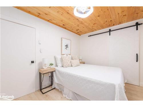 1307 Dickie Lake Road, Baysville, ON - Indoor Photo Showing Bedroom