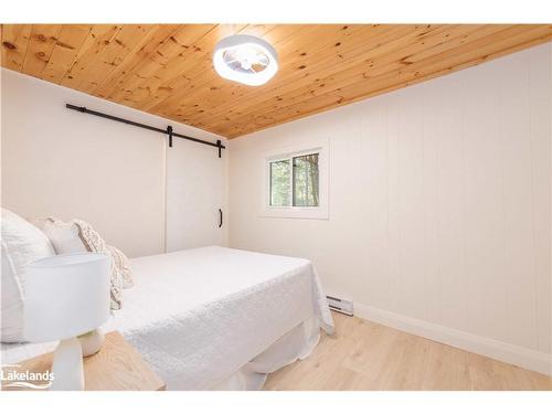 1307 Dickie Lake Road, Baysville, ON - Indoor Photo Showing Bedroom