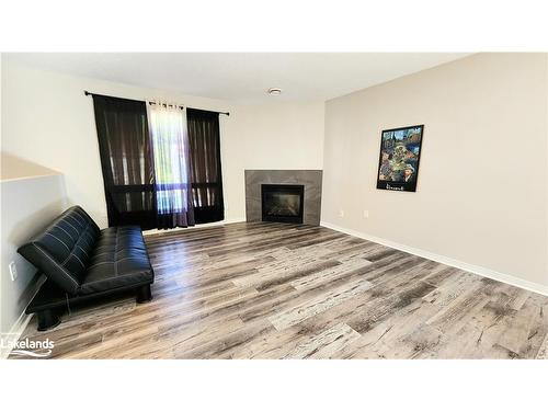 33-200 Pine Street, Bracebridge, ON - Indoor Photo Showing Living Room With Fireplace