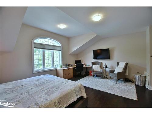 71 48Th Street S, Wasaga Beach, ON - Indoor Photo Showing Bedroom