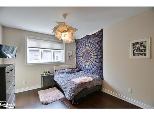 71 48Th Street S, Wasaga Beach, ON - Indoor Photo Showing Bedroom