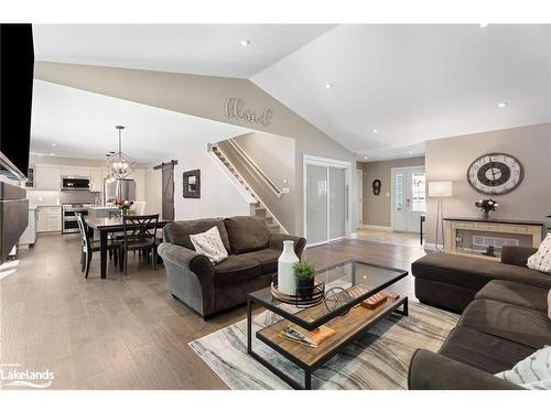 18 Macarthur Drive, Bracebridge, ON - Indoor Photo Showing Living Room