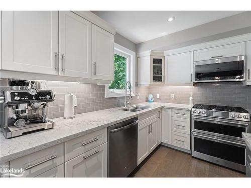 18 Macarthur Drive, Bracebridge, ON - Indoor Photo Showing Kitchen With Stainless Steel Kitchen With Double Sink With Upgraded Kitchen