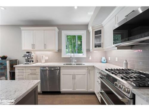 18 Macarthur Drive, Bracebridge, ON - Indoor Photo Showing Kitchen With Stainless Steel Kitchen With Double Sink With Upgraded Kitchen