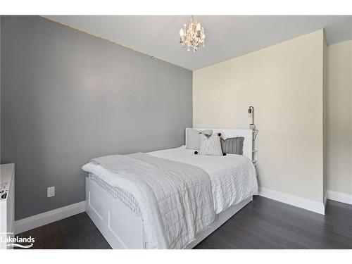 18 Macarthur Drive, Bracebridge, ON - Indoor Photo Showing Bedroom