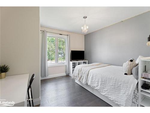 18 Macarthur Drive, Bracebridge, ON - Indoor Photo Showing Bedroom