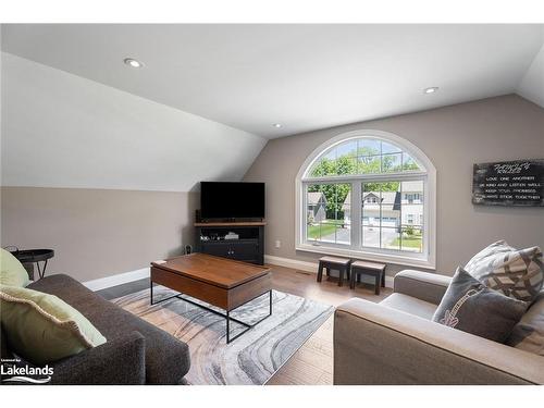 18 Macarthur Drive, Bracebridge, ON - Indoor Photo Showing Living Room