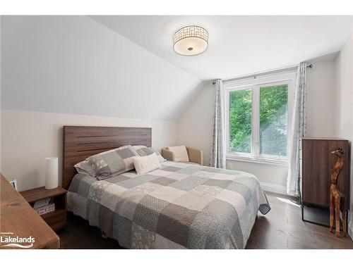 18 Macarthur Drive, Bracebridge, ON - Indoor Photo Showing Bedroom