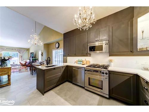 111 Chamberlain Crescent, Collingwood, ON - Indoor Photo Showing Kitchen With Upgraded Kitchen