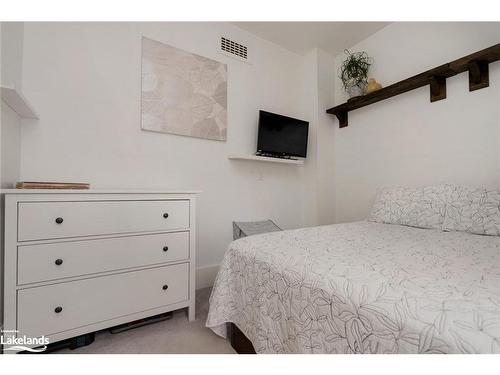 77 Niagara Street, Collingwood, ON - Indoor Photo Showing Bedroom