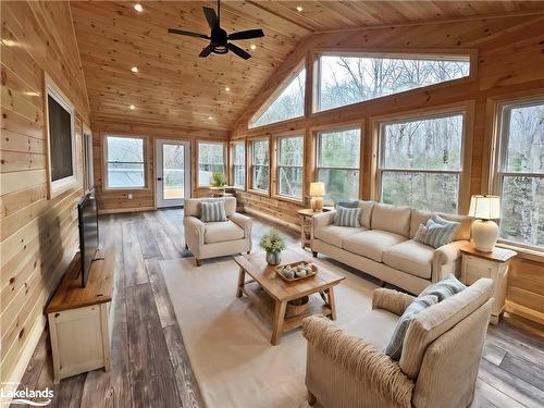 3 Rowntree Lane, Whitestone, ON - Indoor Photo Showing Living Room