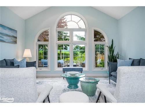 6 Connor Avenue, Collingwood, ON - Indoor Photo Showing Living Room