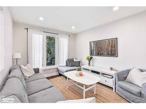 41 Leslie Drive, Collingwood, ON - Indoor Photo Showing Living Room