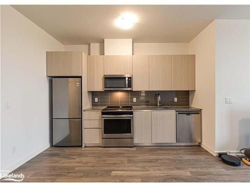 212-21 Matchedash Street S, Orillia, ON - Indoor Photo Showing Kitchen With Stainless Steel Kitchen