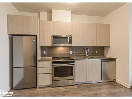 212-21 Matchedash Street S, Orillia, ON - Indoor Photo Showing Kitchen With Stainless Steel Kitchen