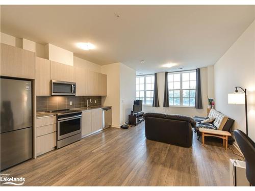 212-21 Matchedash Street S, Orillia, ON - Indoor Photo Showing Kitchen With Stainless Steel Kitchen