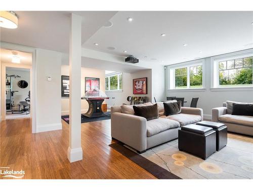 2710 Nottawasaga Concession 10 N, Clearview, ON - Indoor Photo Showing Living Room