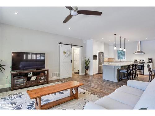 1111 Merrick Drive, Bracebridge, ON - Indoor Photo Showing Living Room