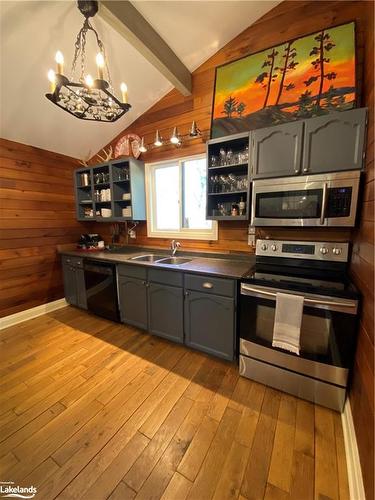 149 Wards Road, The Blue Mountains, ON - Indoor Photo Showing Kitchen With Double Sink