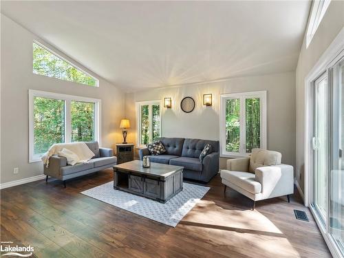 1276 Nicholls Road, Bracebridge, ON - Indoor Photo Showing Living Room