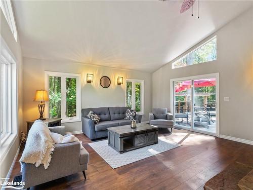 1276 Nicholls Road, Bracebridge, ON - Indoor Photo Showing Living Room