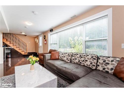 4 Blanche Lane, Tiny, ON - Indoor Photo Showing Living Room