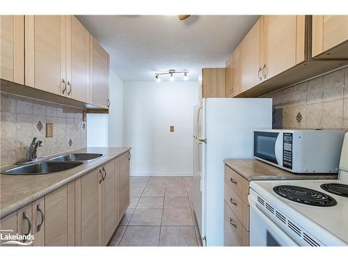 1110-3120 Kirwin Avenue, Mississauga, ON - Indoor Photo Showing Kitchen With Double Sink