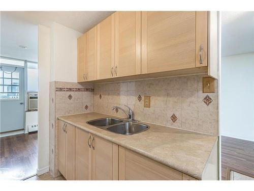 1110-3120 Kirwin Avenue, Mississauga, ON - Indoor Photo Showing Kitchen With Double Sink