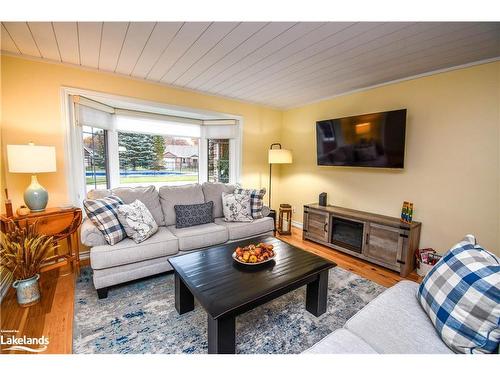 14-90 Burke Street, Penetanguishene, ON - Indoor Photo Showing Living Room