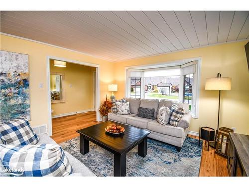 14-90 Burke Street, Penetanguishene, ON - Indoor Photo Showing Living Room