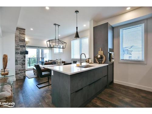 207-12 Beausoleil Lane, The Blue Mountains, ON - Indoor Photo Showing Kitchen With Upgraded Kitchen