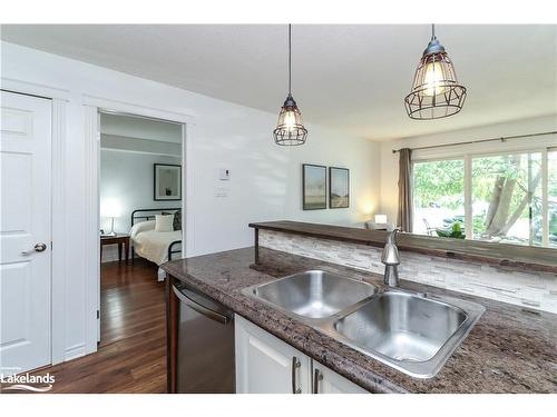 136-27 Dawson Drive, Collingwood, ON - Indoor Photo Showing Kitchen With Double Sink