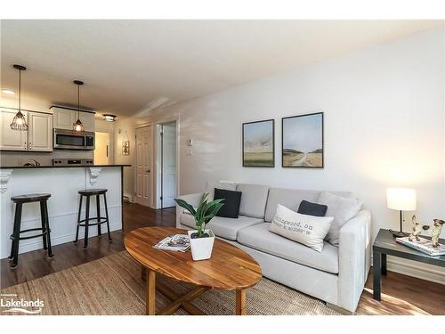 136-27 Dawson Drive, Collingwood, ON - Indoor Photo Showing Living Room