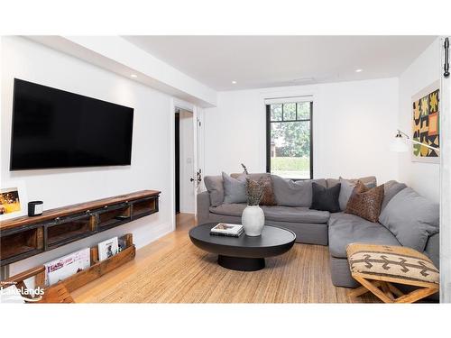 258 Maple Street, Collingwood, ON - Indoor Photo Showing Living Room